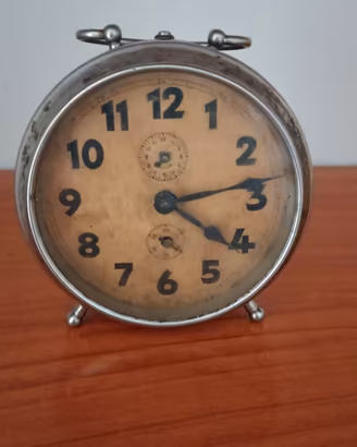 due orologi sveglia da tavolo