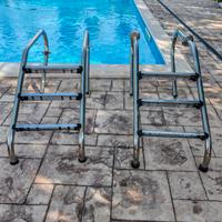 Scaletta d'acciaio per piscina