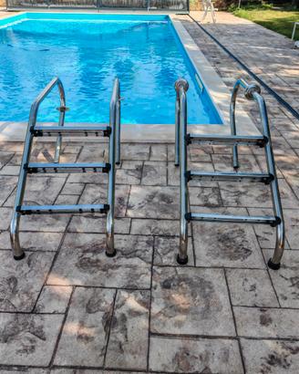 Scaletta d'acciaio per piscina