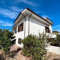 Villa con ampio giardino