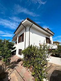 Villa con ampio giardino