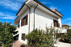 Villa con ampio giardino