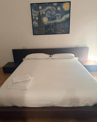 Letto Matrimoniale con comodini integrati in wenge