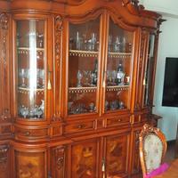 Credenza e tavolo con sedie