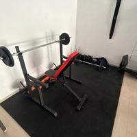 palestra con vari attrezzi