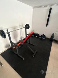 palestra con vari attrezzi
