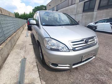 Toyota Avensis Verso anno 2002 ricambi usati