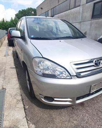 Toyota Avensis Verso anno 2002 ricambi usati