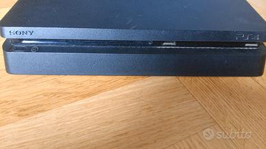Playstation 4 Slim con 2 controller e i cavi