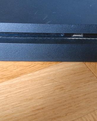 Playstation 4 Slim con 2 controller e i cavi