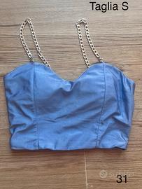 Crop top azzurro satinato con spalline a catena