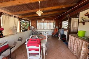 Casa singola in centro storico con veranda