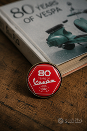 Pin tipo 80 anni della Vespa.