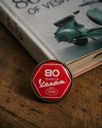 Pin tipo 80 anni della Vespa.