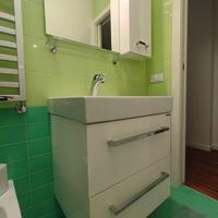 Mobiletto sospeso da bagno con specchio e mensola