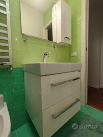 Mobiletto sospeso da bagno con specchio e mensola