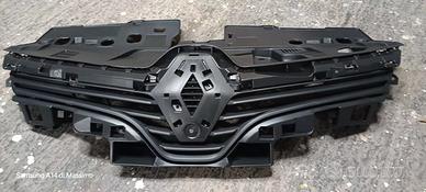 Griglia anteriore e passaruota anteriore Clio 4