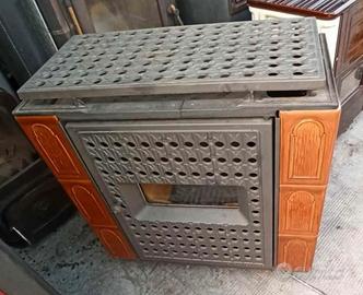 Stufa a legna NUOVA, in refrattari, ghisa maiolica