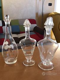 Tre bottiglie di vetro