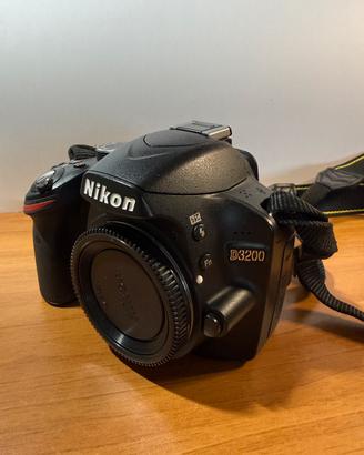 Corredo Nikon AF D3200 + obiettivi e accessori