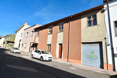 Abitazione di 8 locali con garage