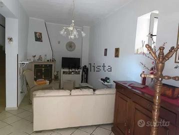 Casa indipendente disposta su due piani