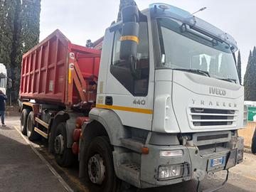 Iveco Trakker 8x4 Scarrabile e cassa gru italev ca