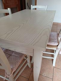 tavolo da cucina con sedie