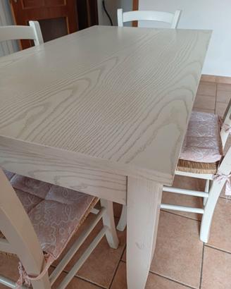 tavolo da cucina con sedie