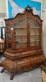 Codice: 8690 VETRINA STILE BAROCCO IN RADICA DI N