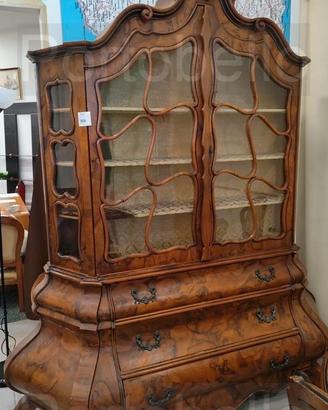 Codice: 8690 VETRINA STILE BAROCCO IN RADICA DI N