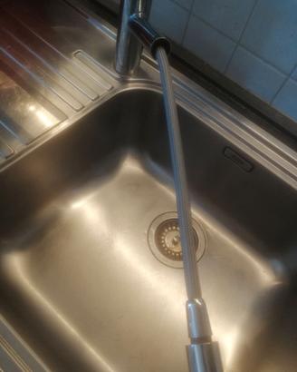 Cucina con elettrodomestici