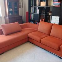 Divano con chaise lounge