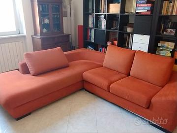 Divano con chaise lounge