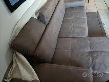 Divano a letto e con poggiatesta