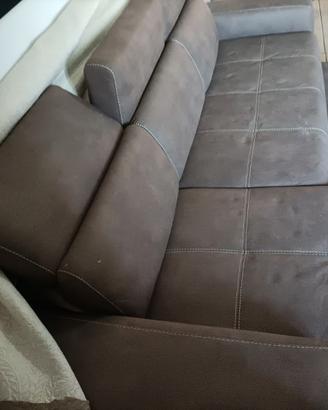 Divano a letto e con poggiatesta