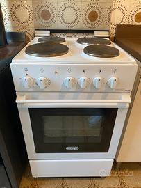 Cucina con piastre e forno elettrico