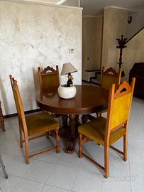 Tavolo rotondo con sedie