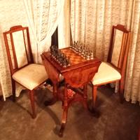 Tavolino e sedie per gioco degli scacchi