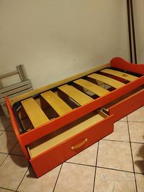 letto singolo con rete a doghe e cassettoni