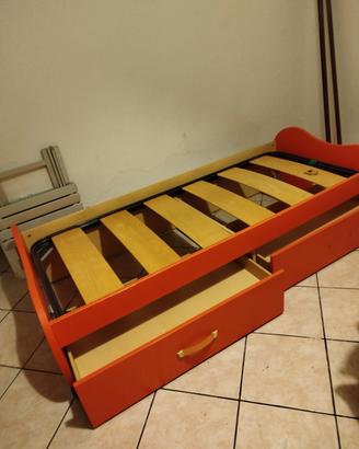letto singolo con rete a doghe e cassettoni