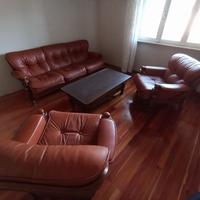 Divano in pelle a tre posti + tavolino