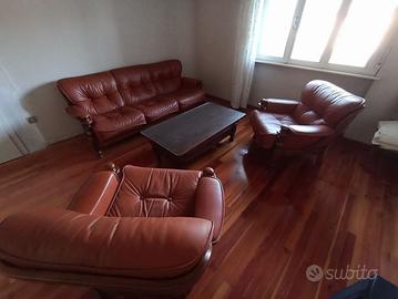 Divano in pelle a tre posti + tavolino