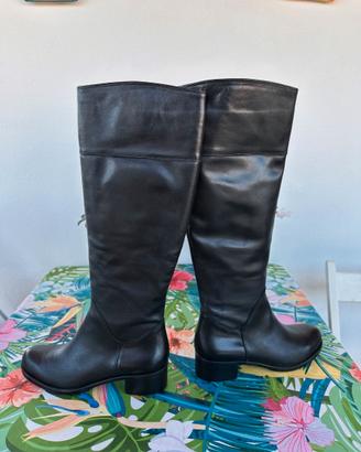 Stivali eleganti neri in vera pelle n. 37