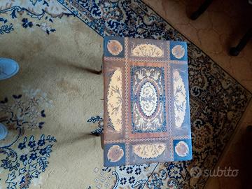 Tavolino intarsiato antico con carillon