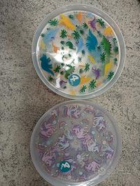 2 CONFEZIONI DI PIATTI, DI UNICORNO, E DINOSAURO.
