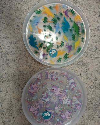 2 CONFEZIONI DI PIATTI, DI UNICORNO, E DINOSAURO.