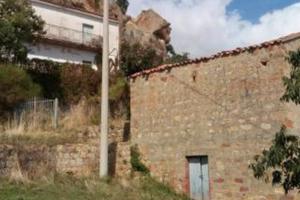 Terreni in zona boschiva con 2 strutture abitative