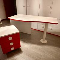 Scrivania con cassettiera a 3 cassetti e 2 mensole