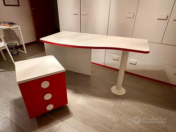 Scrivania con cassettiera a 3 cassetti e 2 mensole